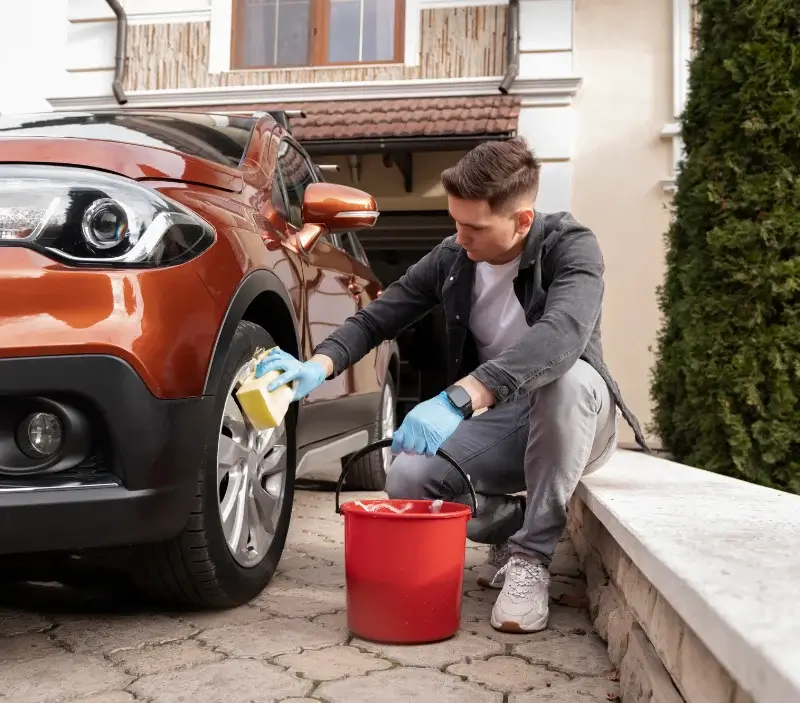 Lavage auto à domicile Bournel : professionnel intervenant sur un véhicule